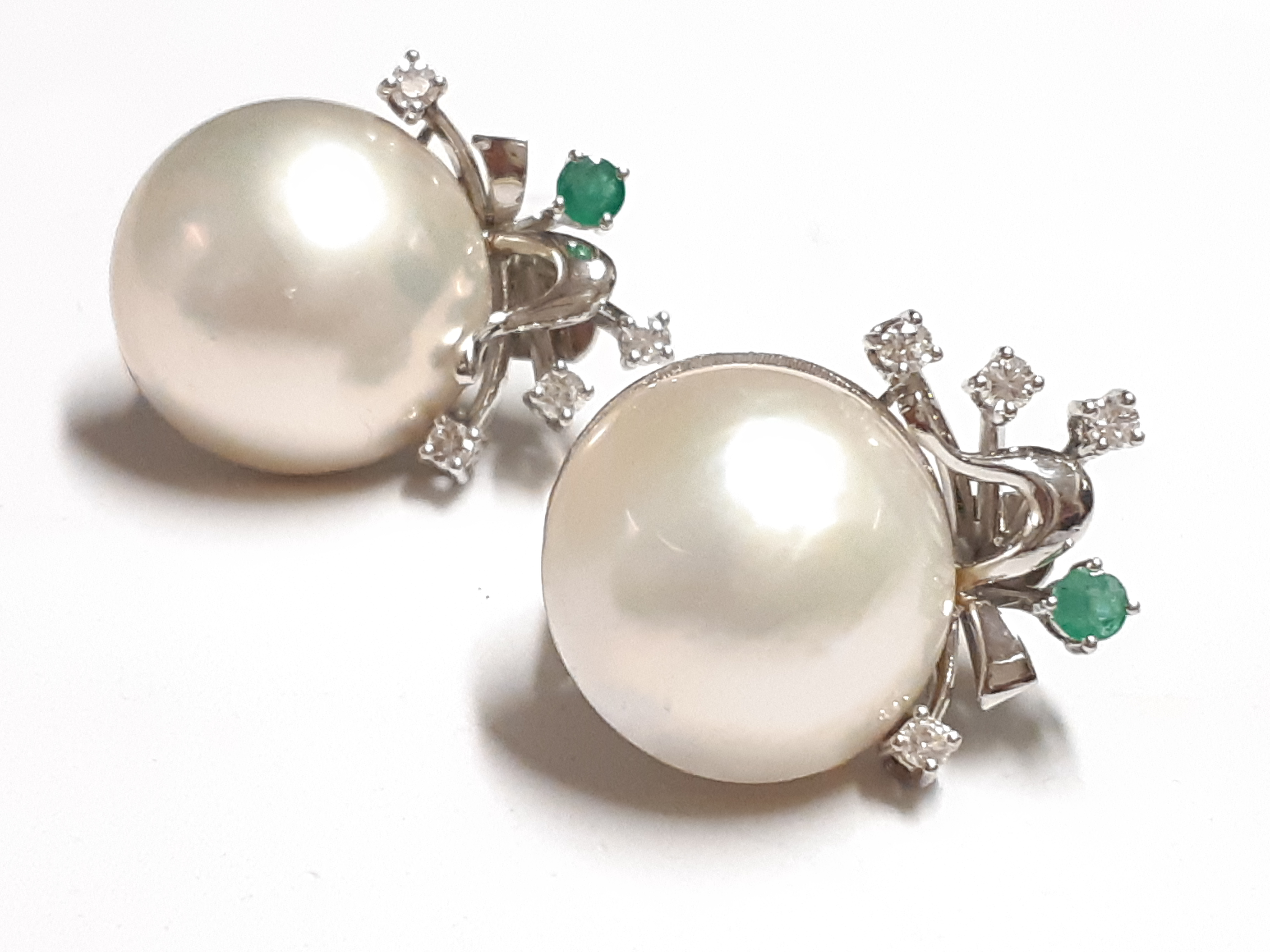 Pendientes en Oro Blanco Perla Japonesa, Esmeralda y Brillantes,0.38cts — Dantik.es